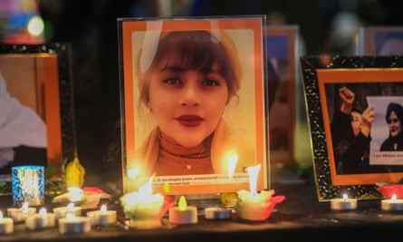 Ein Denkmal für Mahsa Amini während einer Kerzenlicht-Mahnwache in Los Angeles, Kalifornien, am 29. September 2022.