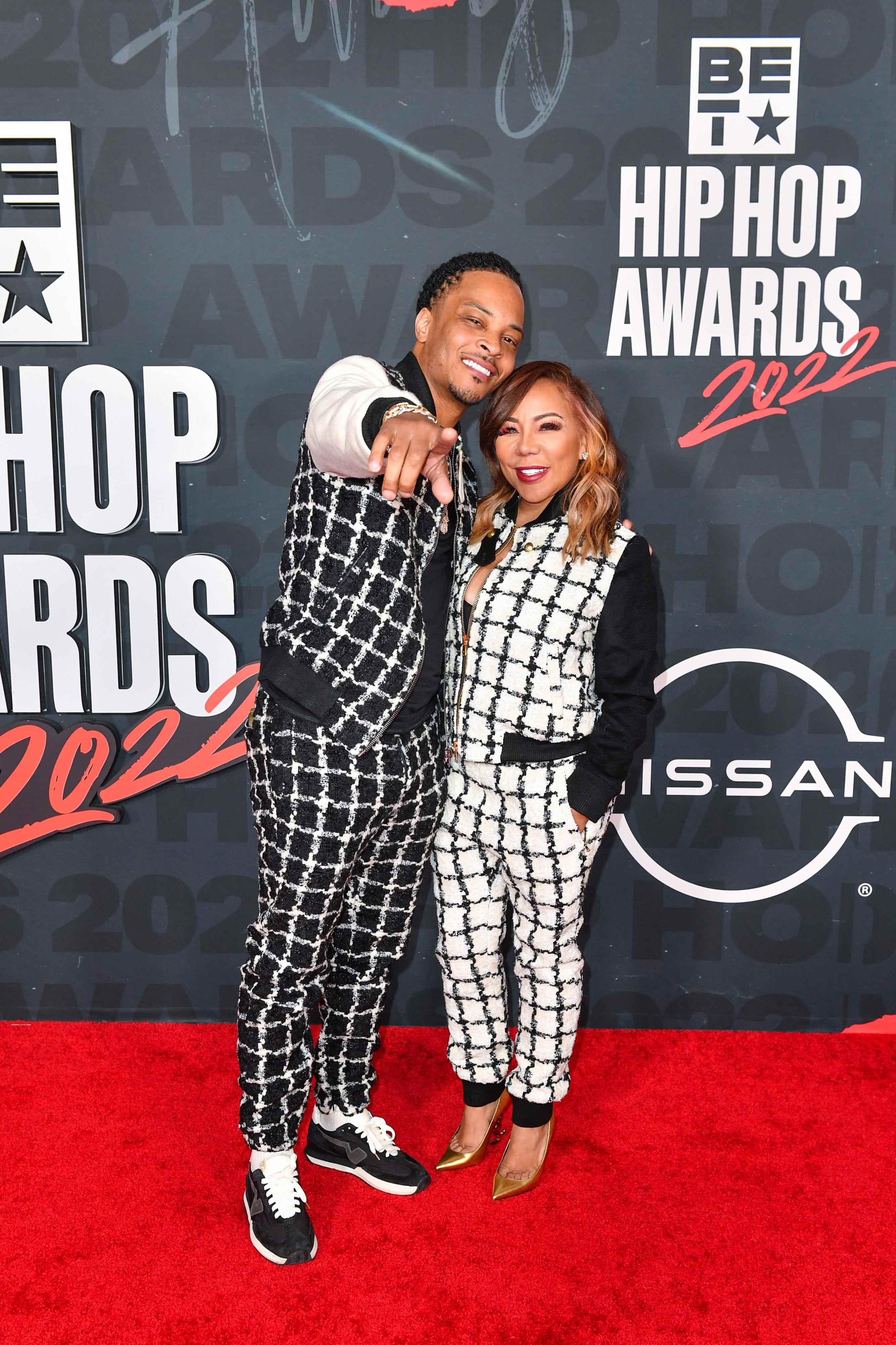 TI (L) und Tameka „Tiny“ Harris (R) nehmen an den BET Hip Hop Awards 2022 teil.