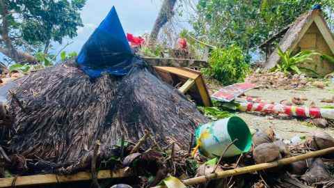 Der Taifun Noru stürzte Strandhütten und Kokospalmen am Sugod Beach and Food Park auf der Insel Polillo in der Provinz Quezon auf den Philippinen um.