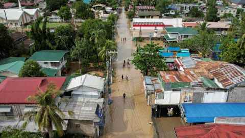 Einwohner waten nach dem Super-Taifun Noru in San Miguel, Provinz Bulacan, Philippinen, am 26. September 2022 durch hüfttiefes Hochwasser.