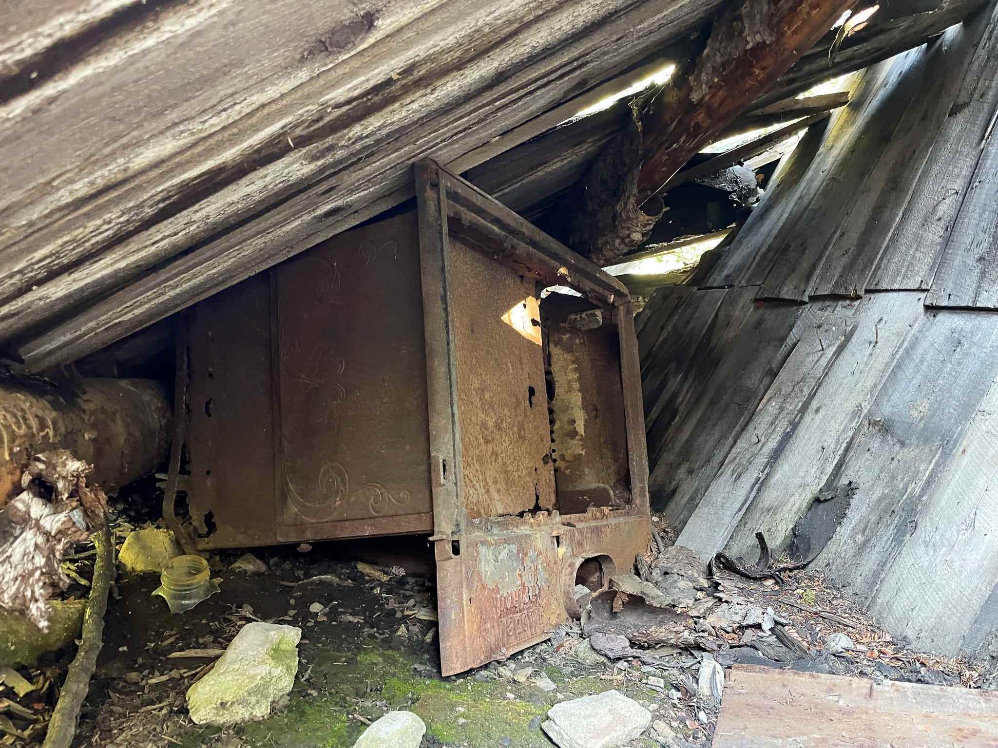 Der verrostete Ofen in der ersten Hütte auf dem Mayflower Gulch Trail.