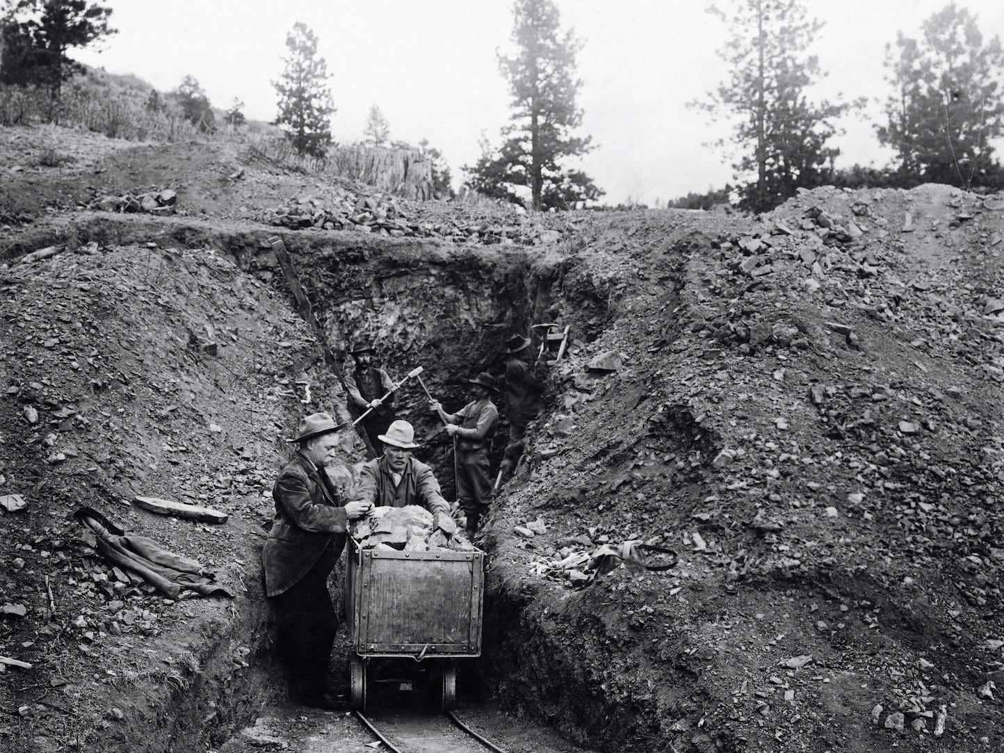 Bergleute arbeiten Anfang des 20. Jahrhunderts in der Little Giant Mine im Pike National Forest in Colorado.