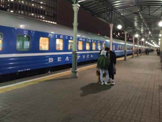 Ein Foto zeigt einen Zug, der Russland verlässt, nachdem die Passagiere eingestiegen sind.