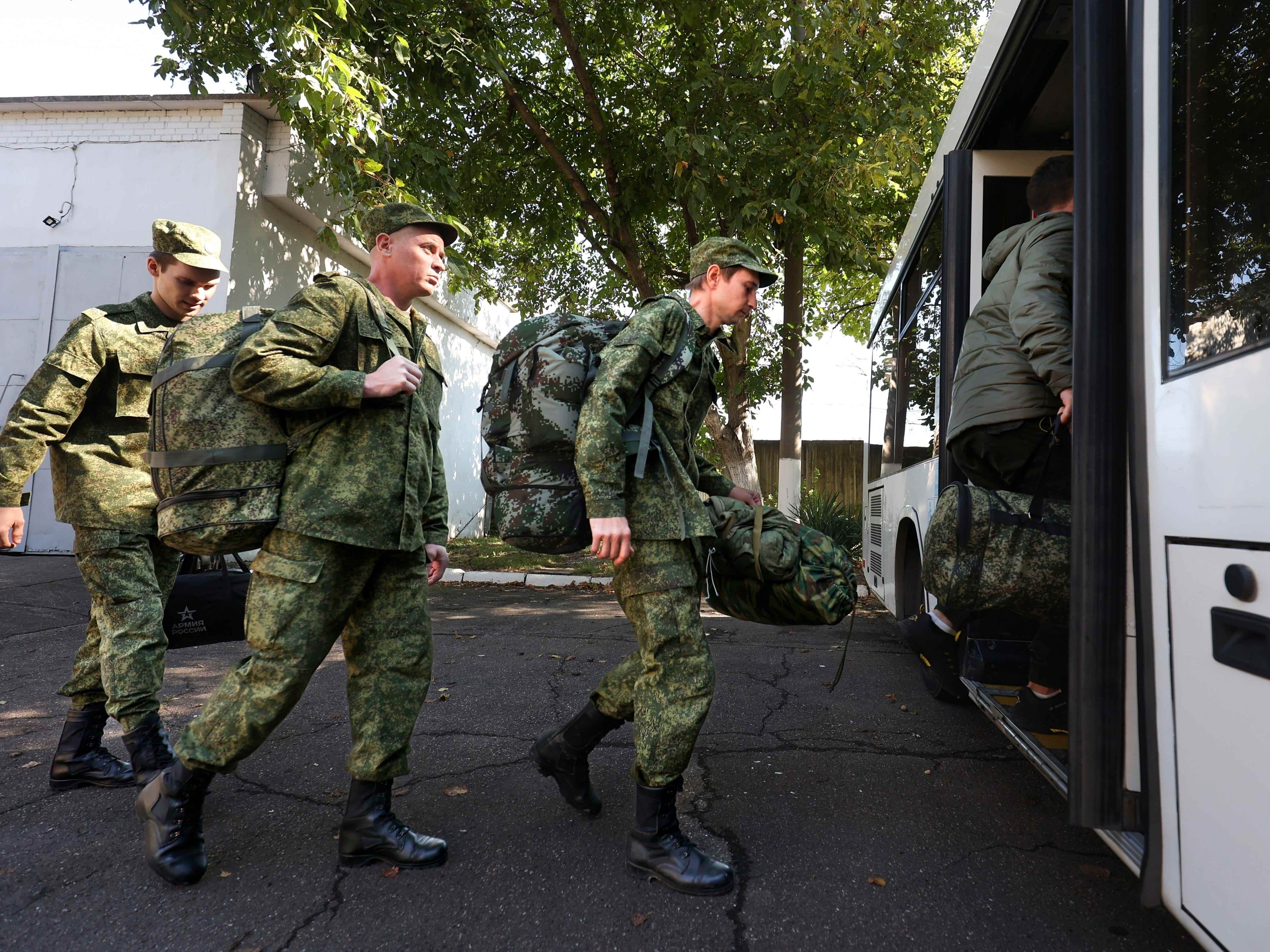 Russische Rekruten steigen in einen Bus.