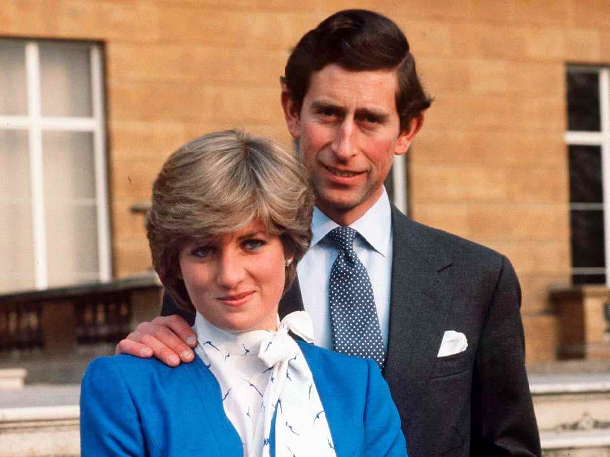 Charles und Prinzessin Diana posieren für ihr offizielles Verlobungsporträt.