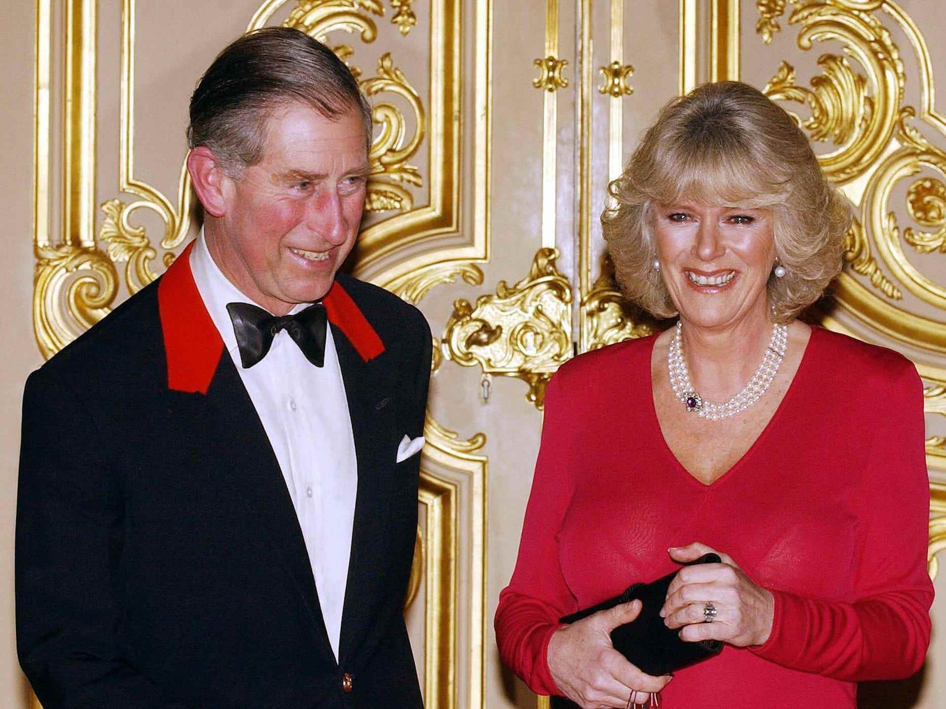 König Charles III und Camilla Parker Bowles auf Schloss Windsor im Jahr 2005.