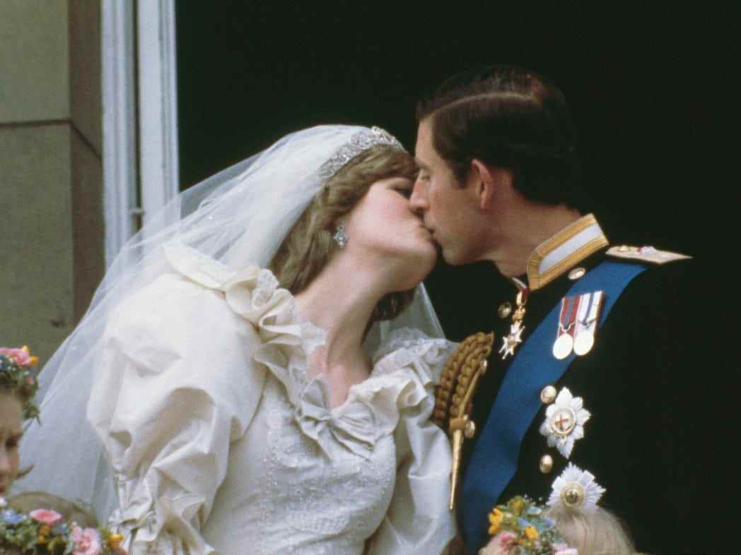 Hochzeitskuss von Diana und Charles