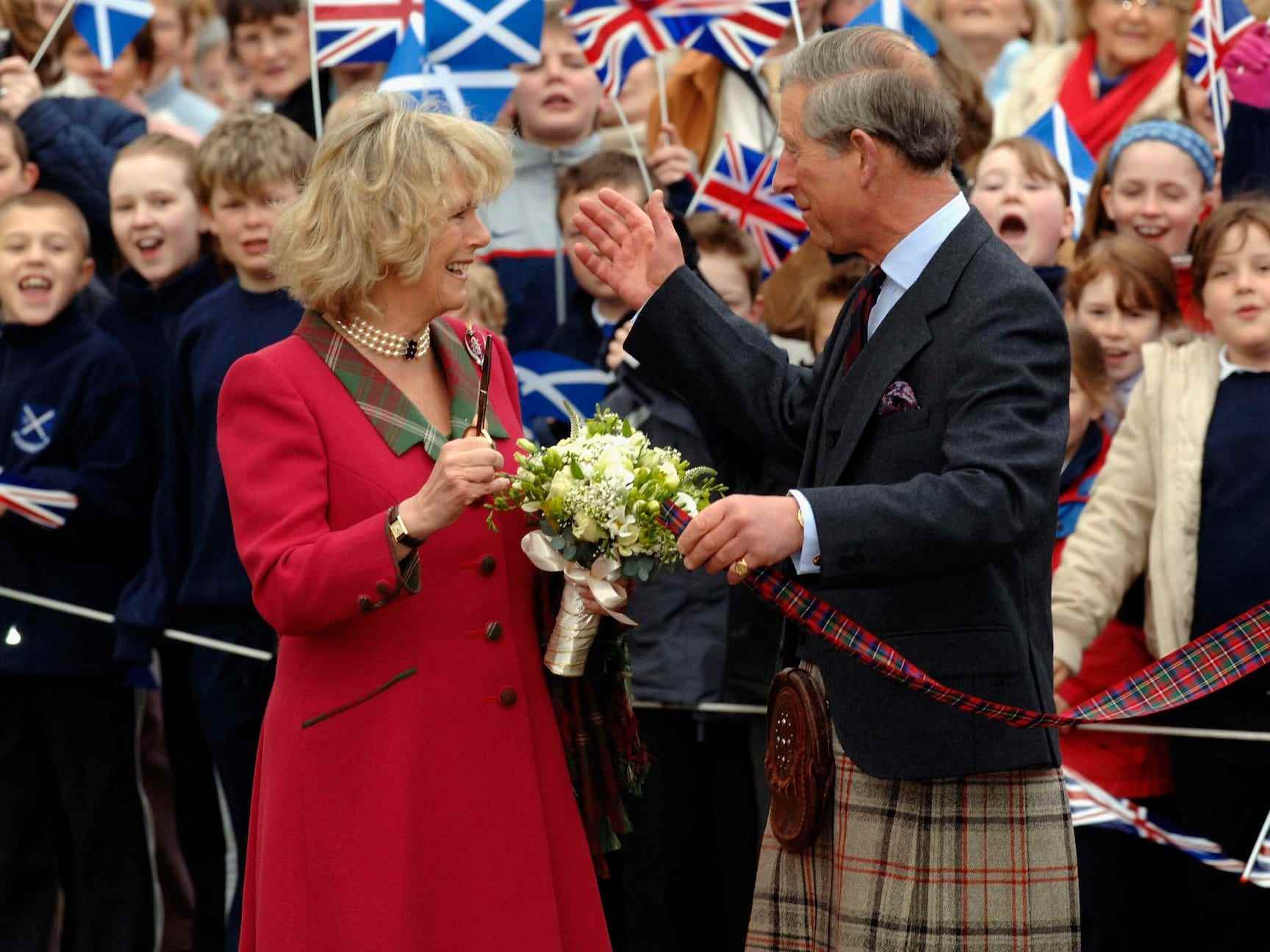 Camilla, Queen Consort und King Charles III vor einer Menschenmenge.