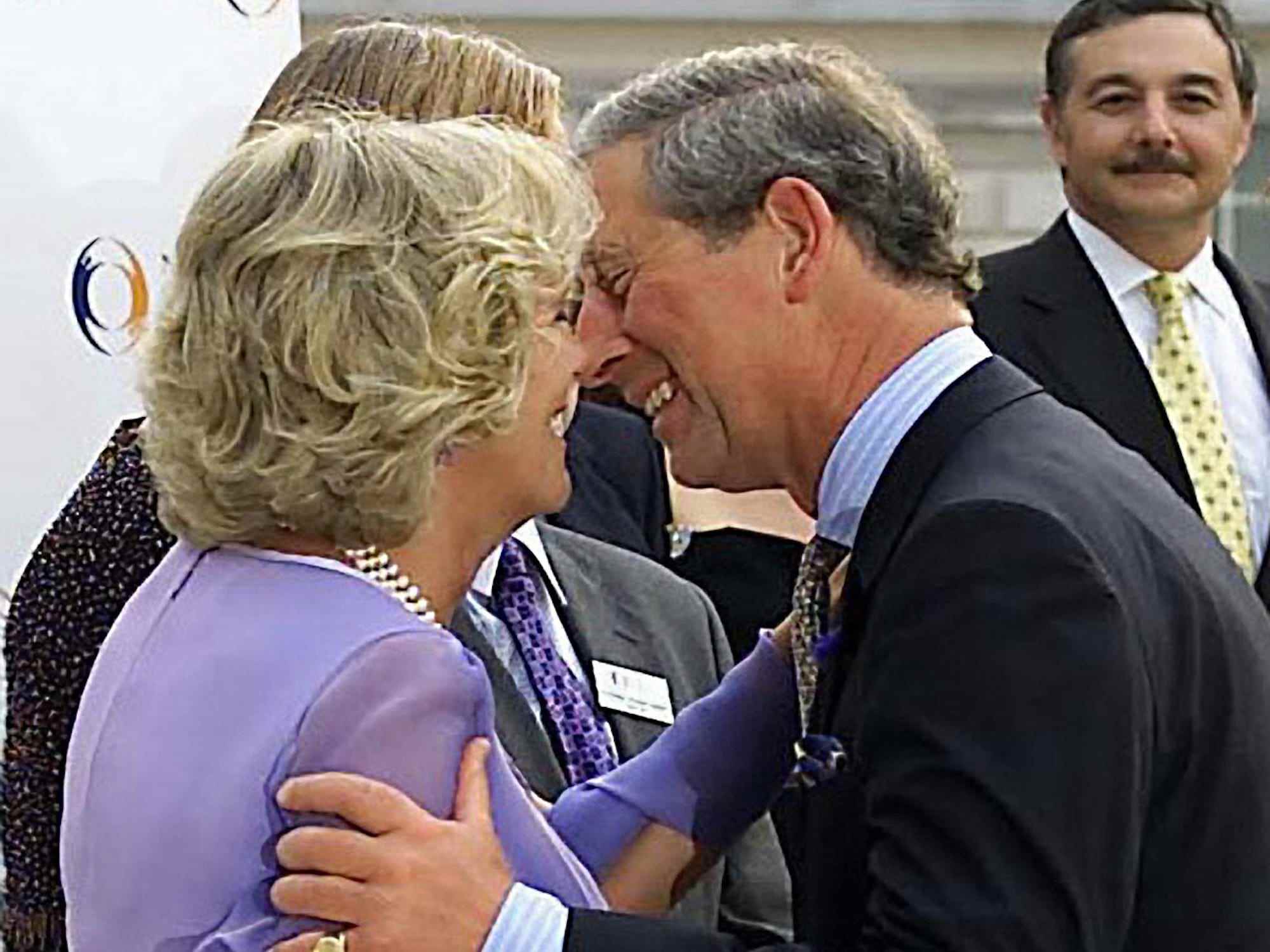 König Charles III beugt sich vor, um Camilla, Queen Consort im Jahr 2001, zu küssen.