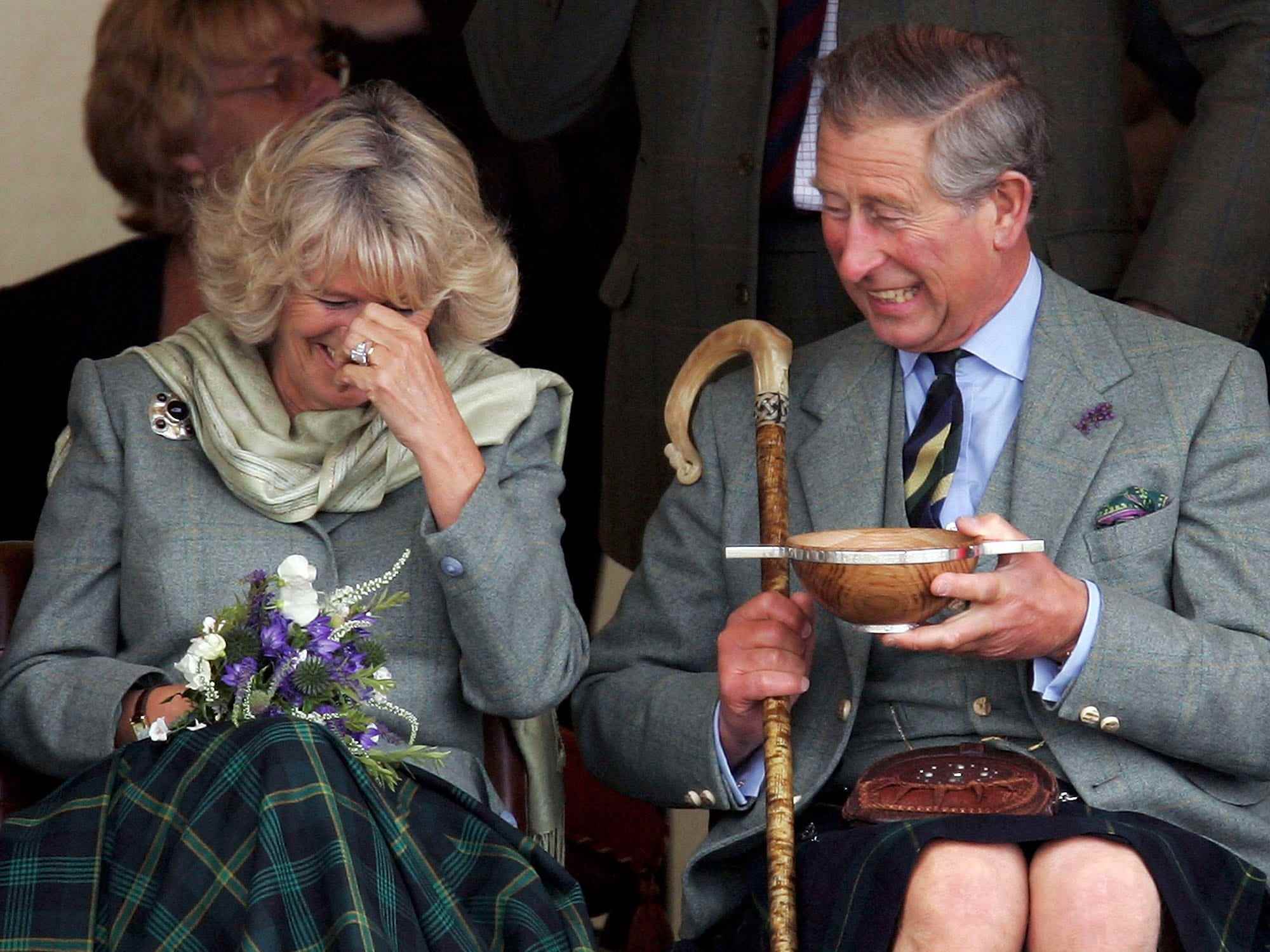 Camilla, Queen Consort und König Charles III lachen zusammen.