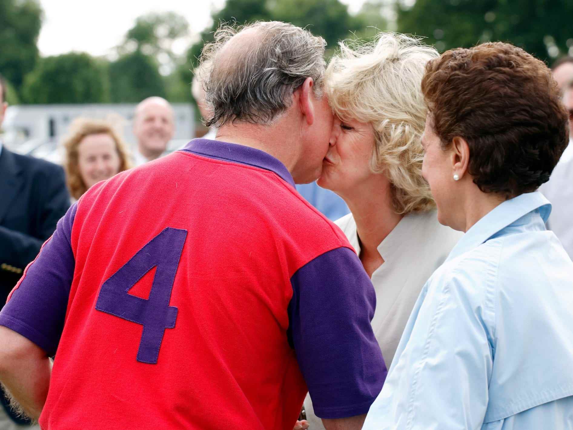 Camilla, Queen Consort küsst König Charles III.