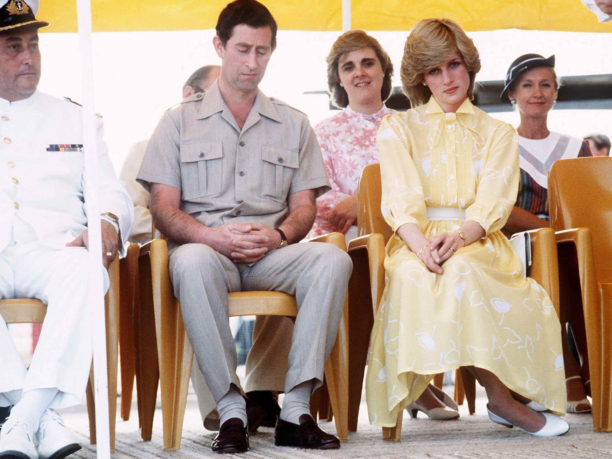 König Charles und Prinzessin Diana sitzen auf Stühlen.