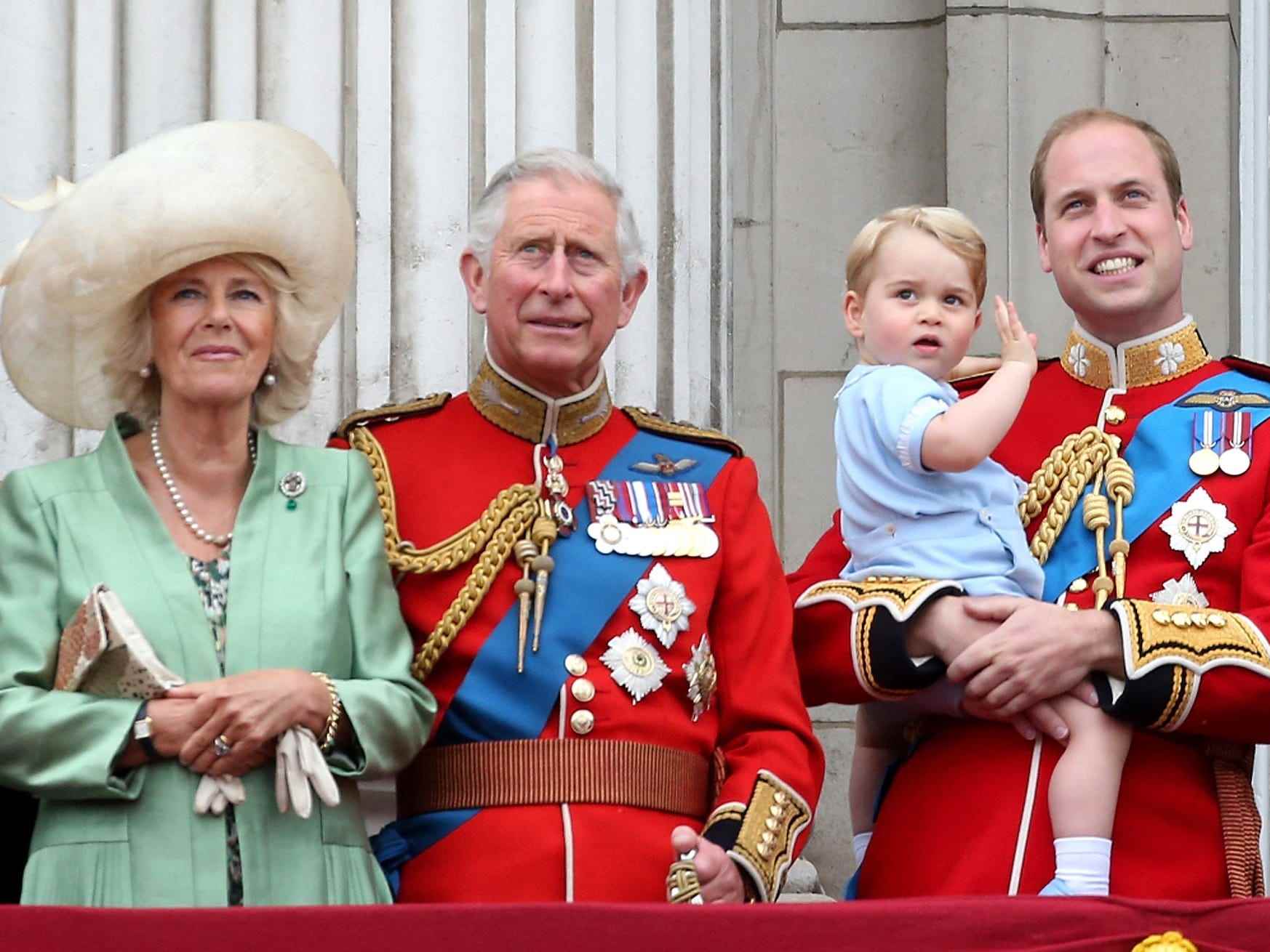 Camilla, Queen Consort, Prinz Charles, Prinz William und Prinz George auf einem Balkon.
