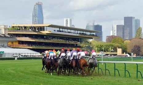 Pferde und Jockeys bei einem Rennen vor der Tribüne von Longchamp am Samstag.