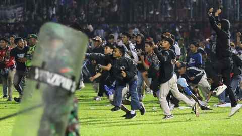 Fußballfans stürmen am Samstag das Spielfeld im Kanjuruhan-Stadion in Malang, Ost-Java.