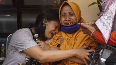 Frauen weinen, nachdem sie die Bestätigung erhalten, dass ihr Familienmitglied unter den Getöteten ist.