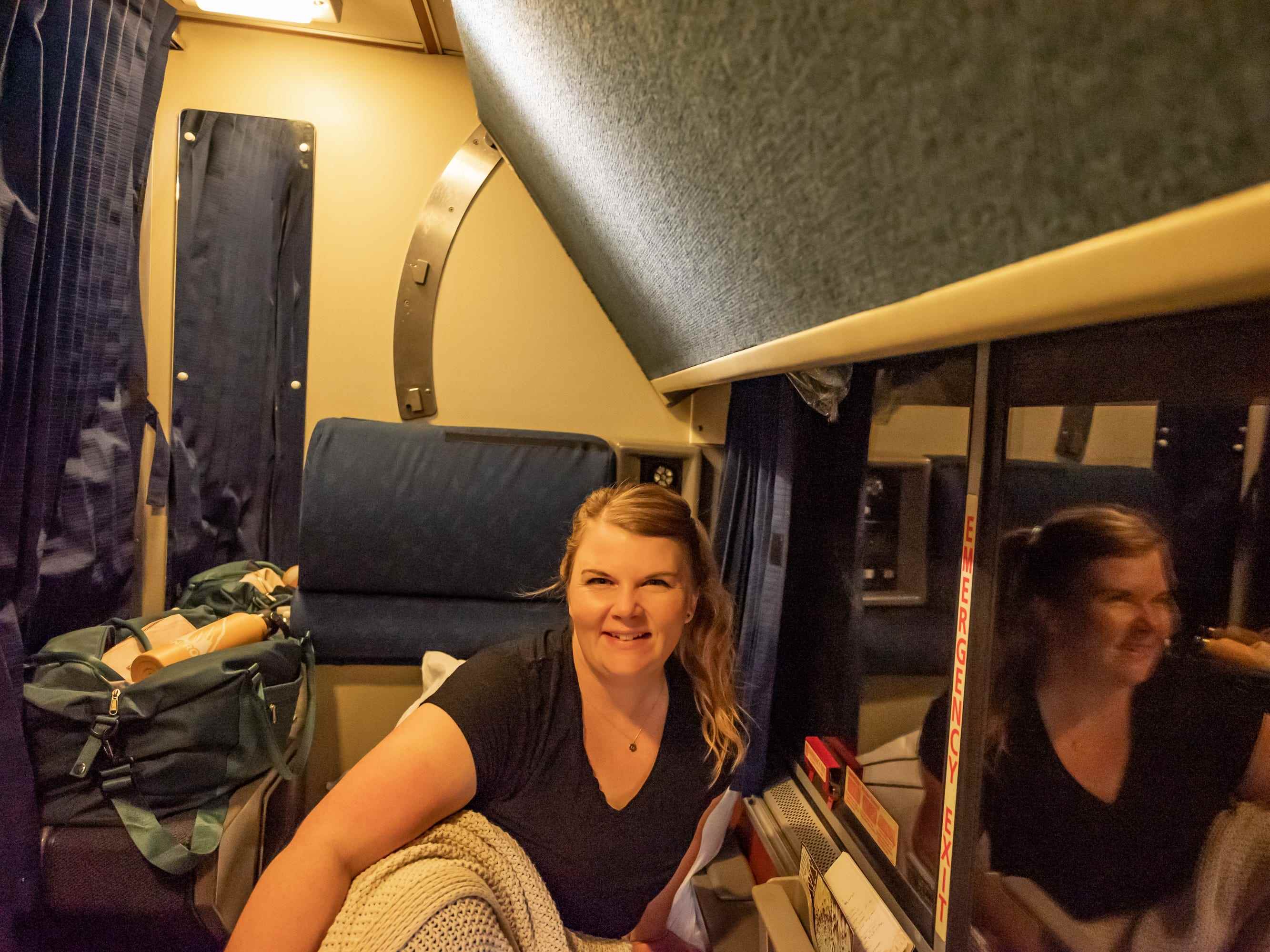 Der Autor sitzt in einem schwach beleuchteten Schlafwagen von Amtrak