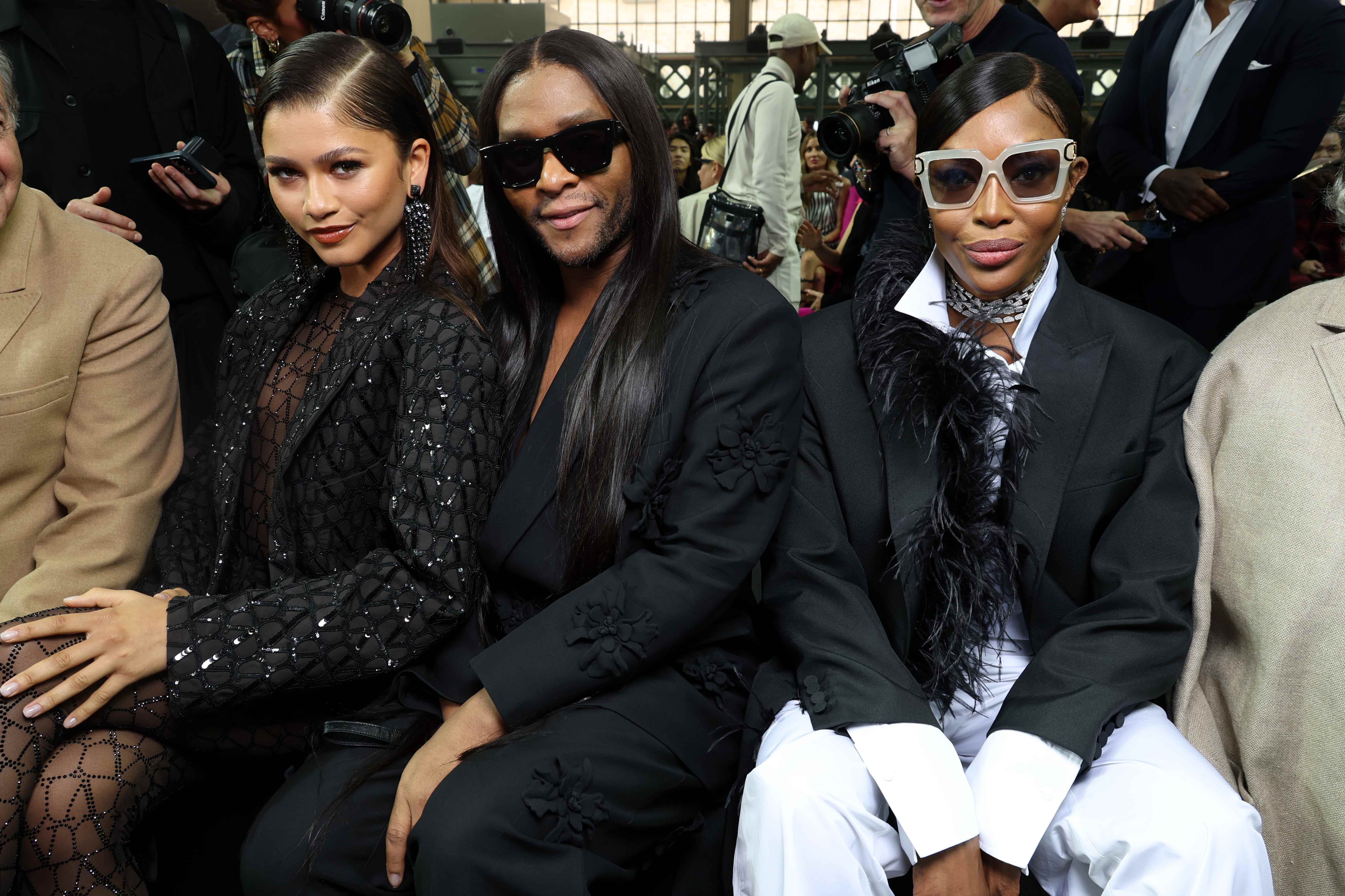 Zendaya, Law Roach und Naomi Campbell sitzen bei der Valentino-Show während der Paris Fashion Week in der ersten Reihe