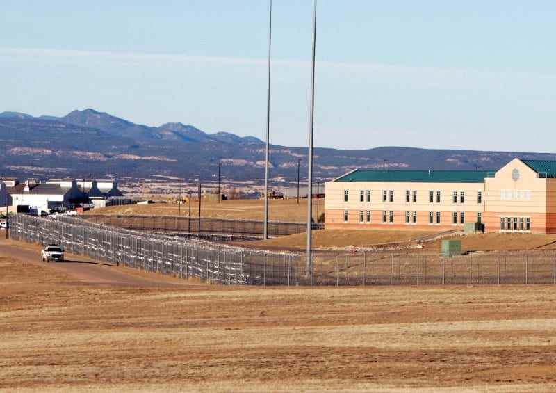Ein Patrouillenfahrzeug ist entlang der Umzäunung des Federal Correctional Complex, einschließlich des Administrative Maximum Penitentiary oder 
