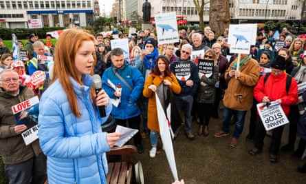 Die Jugendklimaaktivistin Bella Lack spricht zu einem Protest gegen die Wiederaufnahme des Walfangs durch Japan.  Sie trägt eine blaue Daunenjacke