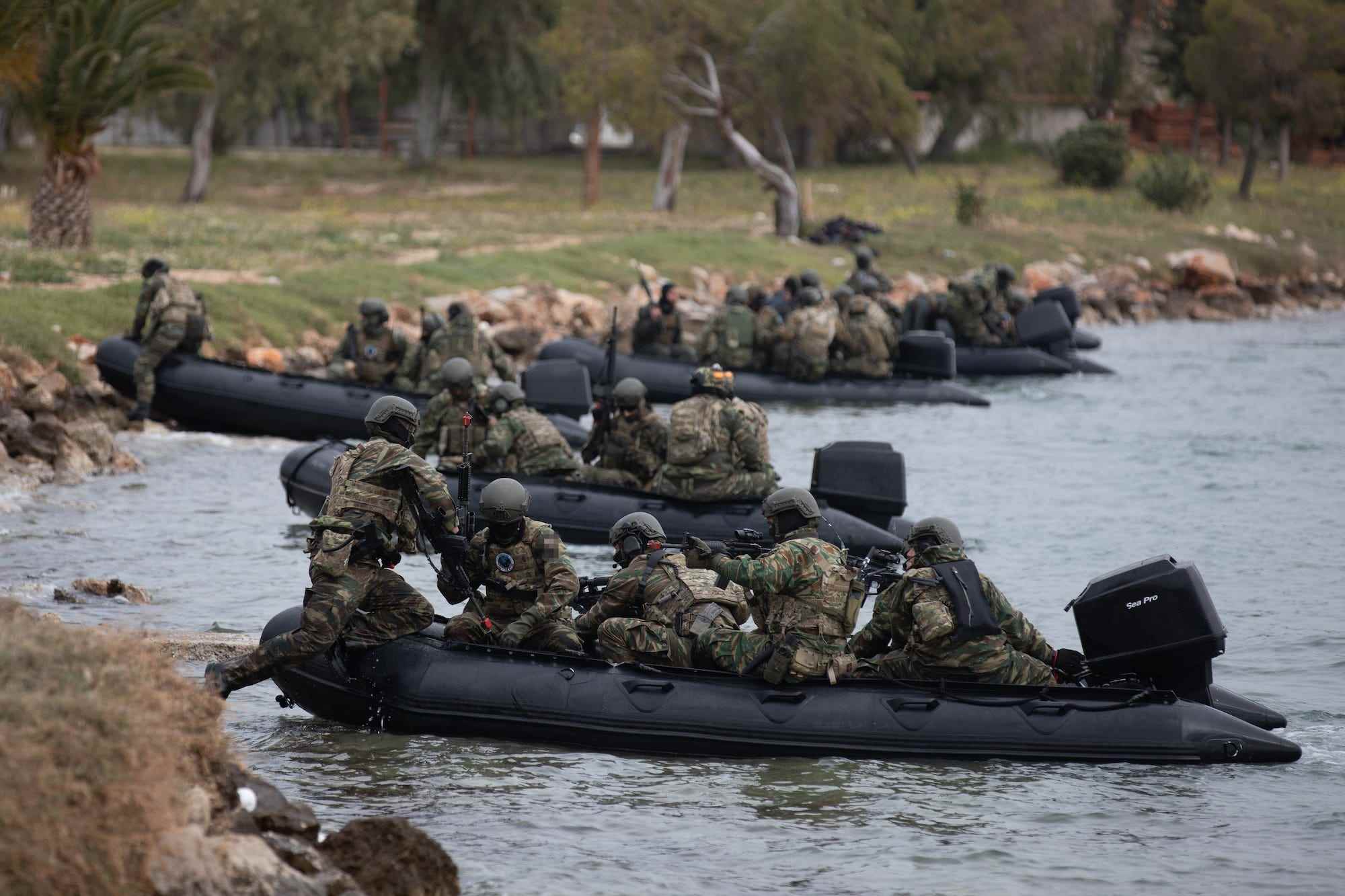 Mitglieder der Spezialeinsatzkräfte laden in Griechenland auf Flöße