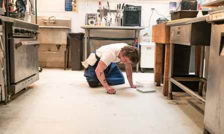 Jeremy Allen White als Carmen „Carmy“ Berzatto schrubbt in einer Szene aus „Der Bär“ den Küchenboden