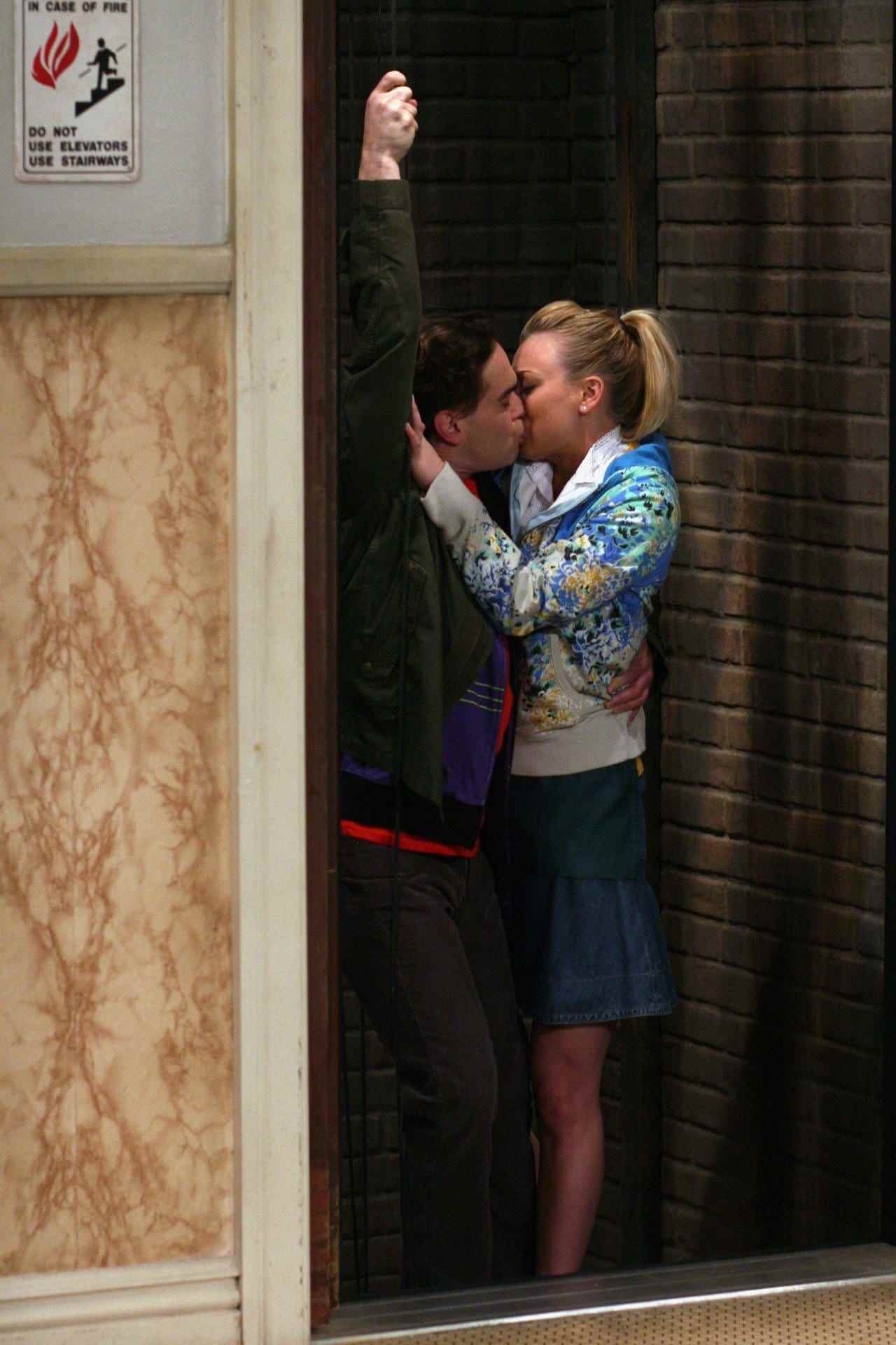 Johnny Galecki küsst Kaley Cuoco im Fahrstuhlschacht