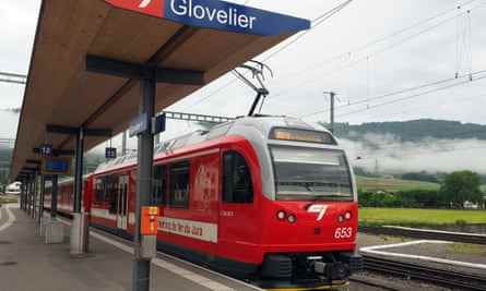 Der Zug nach La Chaud-de-Fonds auf dem Bahnsteig in Glovelier