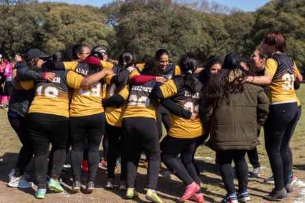 Ein Kickingball-Team drängt sich im Parque Olímpico in Buenos Aires zusammen.