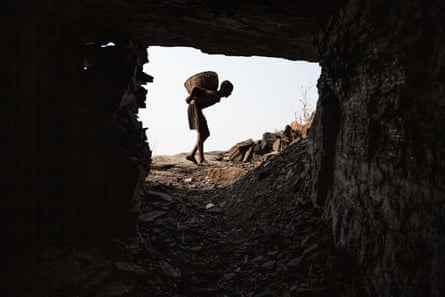 Vishal Kumar verlässt den Tunnel mit einem Beutel Kohle