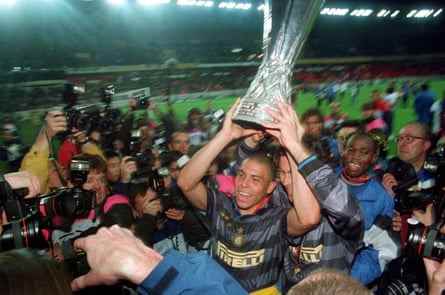 Ronaldo gewinnt 1998 den Uefa Cup.