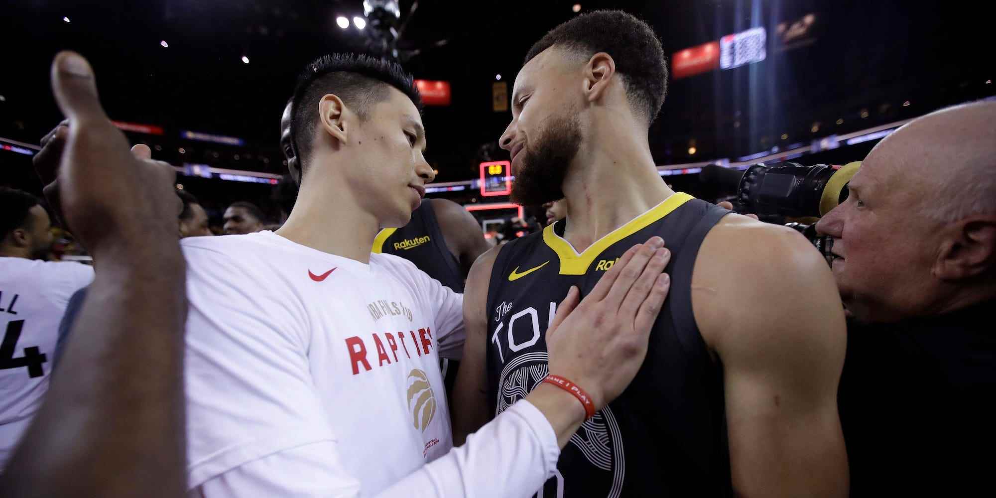 Jeremy Lin und Stephen Curry umarmen sich nach den NBA Finals 2019.