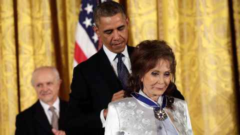 Dann verleiht Präsident Barack Obama Loretta Lynn 2013 die Presidential Medal of Freedom.