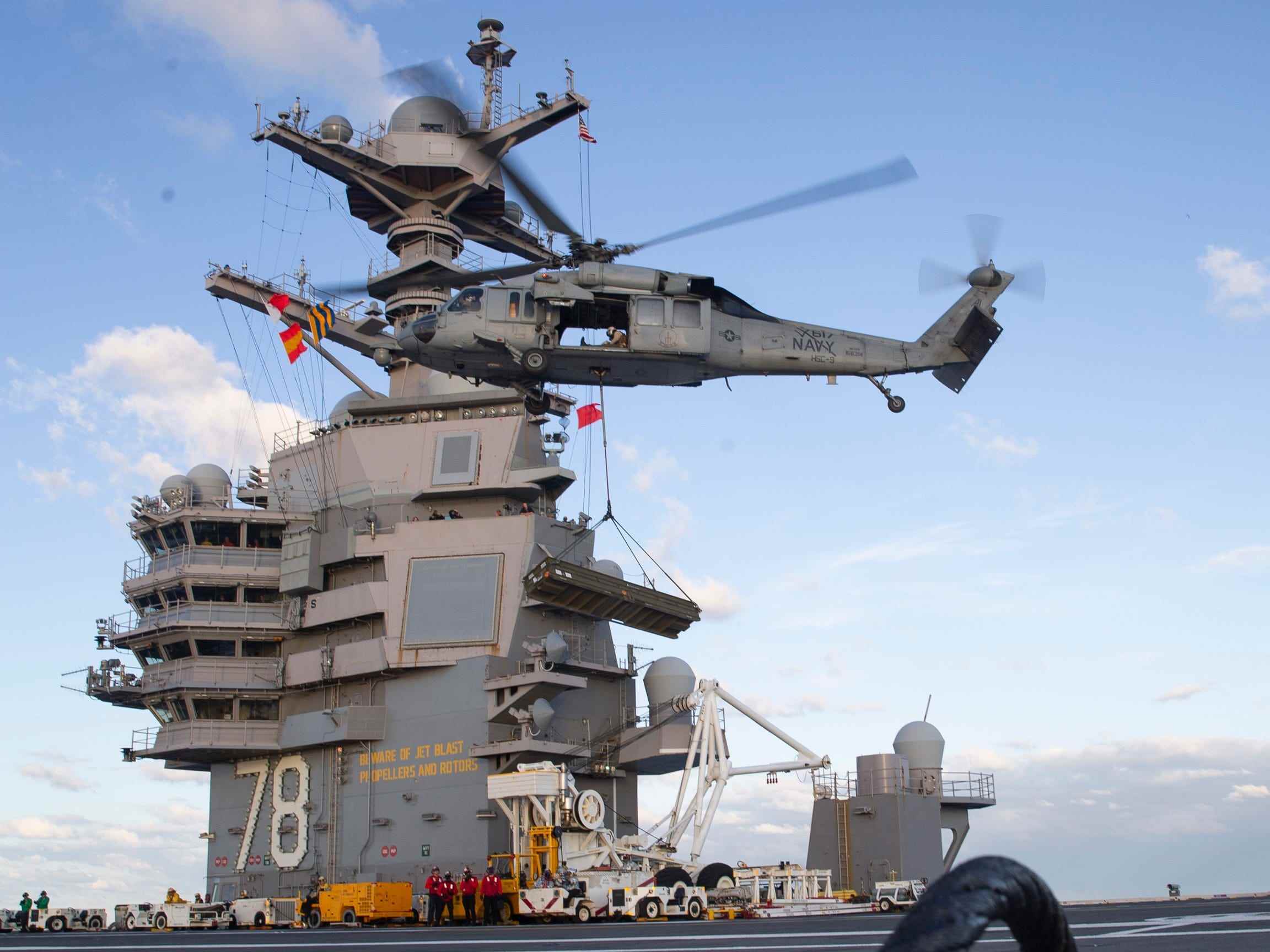 Hubschrauber landet auf dem Flugdeck der USS Gerald R. Ford.
