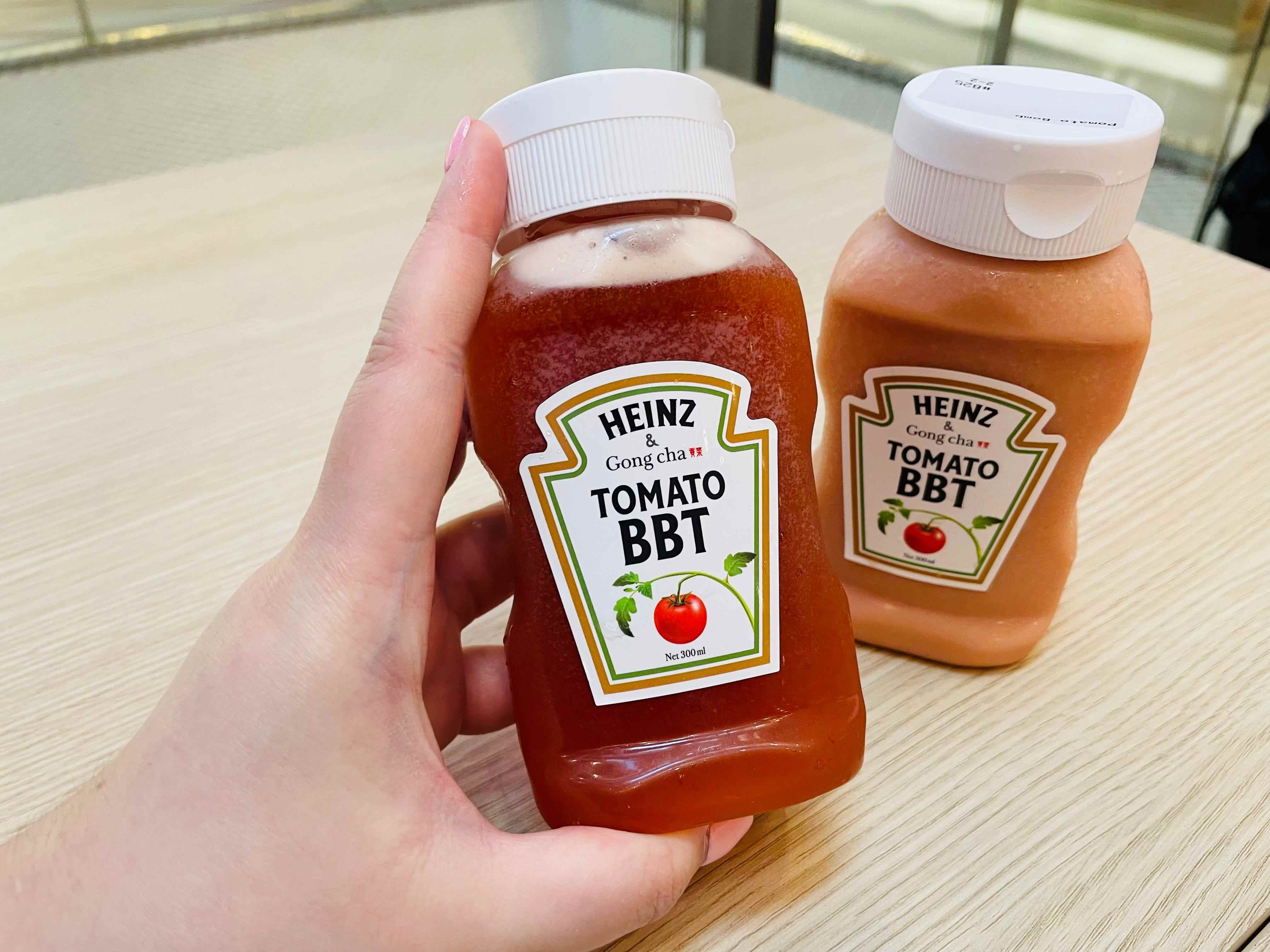 Ein Bild von zwei Flaschen Heinz x Gongcha Tomato BBT