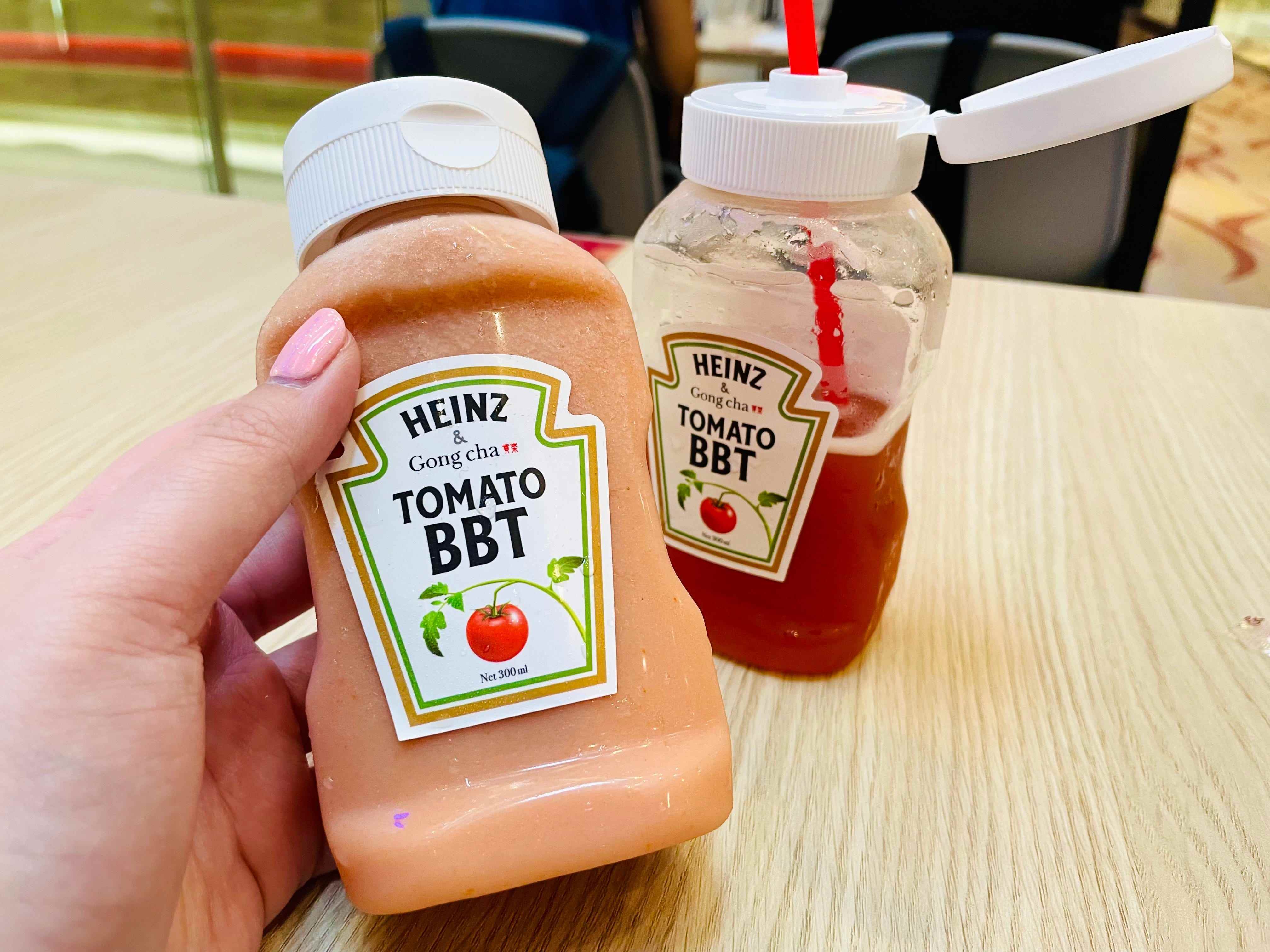 Zwei Flaschen Gongchas Ketchup Boba, eine davon halb betrunken.