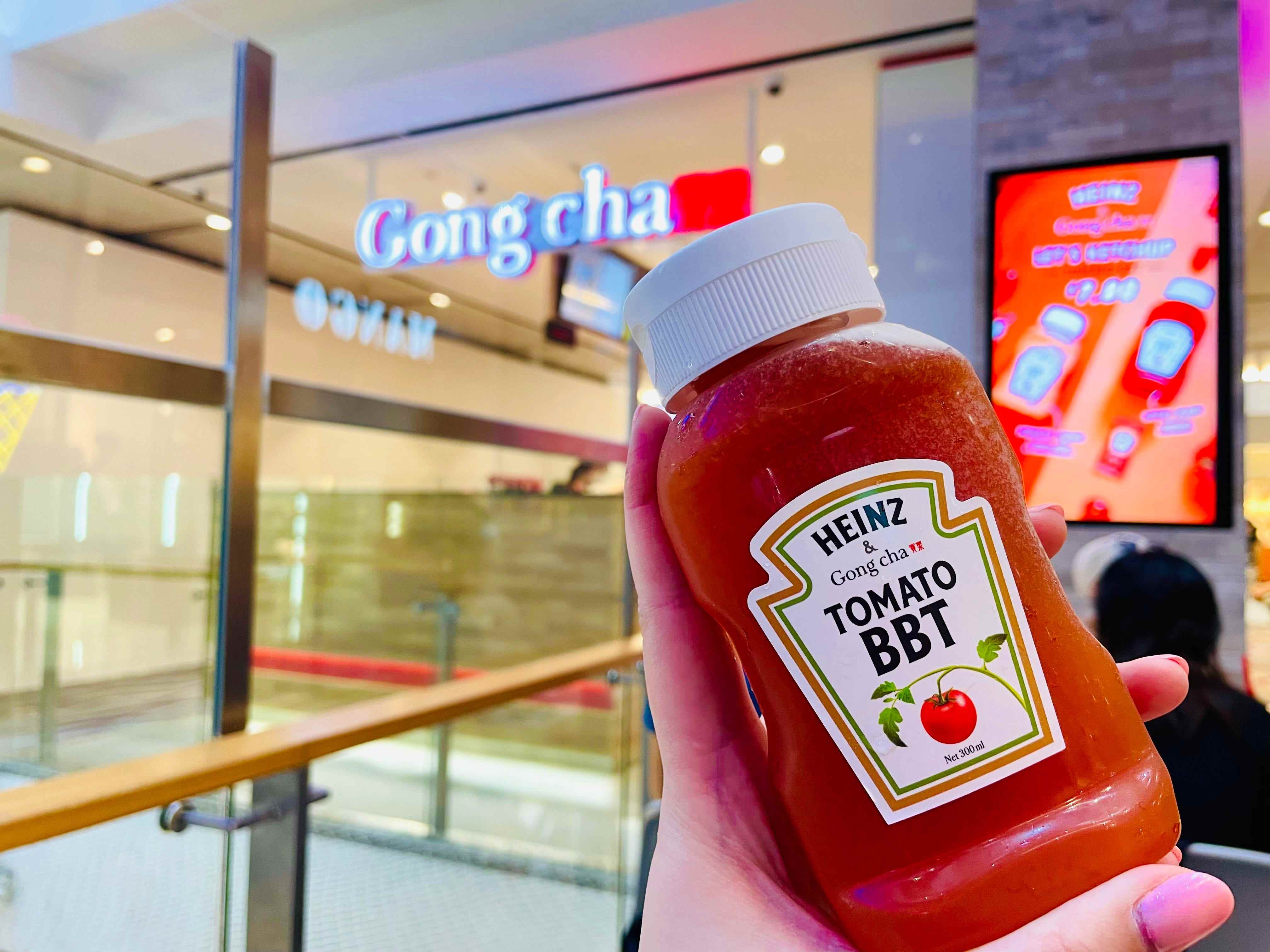 Eine Flasche Gongcha-Tomate BBT in der Hand, in einem Gongcha-Laden in Singapur.