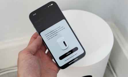 Der Sonos Sub Mini wird mit einem iPhone eingerichtet.