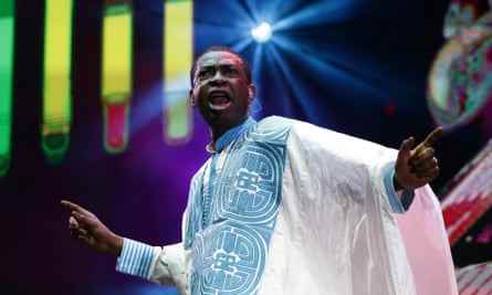 Youssou N'Dour tritt auf der Bühne auf