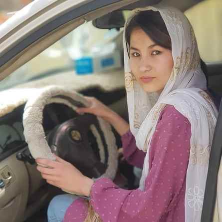 Marzia Mohammadi am Steuer eines Autos abgebildet. 
