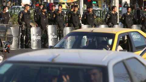 Die iranische Bereitschaftspolizei steht auf einer Straße in Teheran.