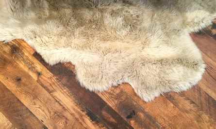 Ein Teppich auf Holzdielen.