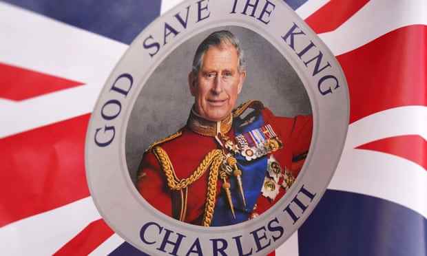 Eine Souvenirflagge mit Darstellung von König Karl III