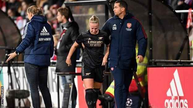 Beth Mead ist beim Sieg von Arsenal gegen Ajax mit einer Kopfverletzung ausgeschieden