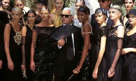 Karl Lagerfeld mit Models und Fan nach einer Chanel-Show im Jahr 1996
