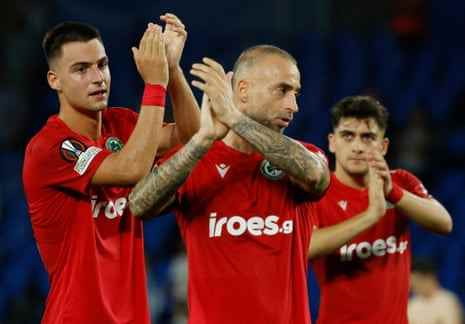 Omonias Spieler applaudieren ihren Fans, nachdem sie in ihrem letzten Europa-League-Spiel gegen Real Sociedad verloren haben