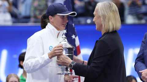 Navratilova (rechts) überreicht Iga Swiatek den US Open-Pokal. 