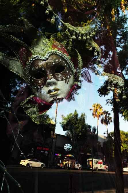 Mistress of Disguise – ein Maskenstand auf dem Platz von Los Angeles