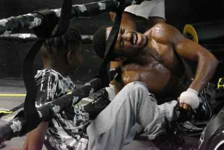 Kein Schmerz, kein Preis – ein Mann trainiert im TG Boxing Gym, South Central LA, während sein Sohn zuschaut