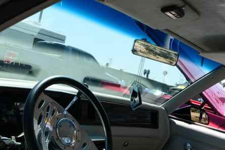 Behind the Wheel – Innenraum eines Lowriders aus den 1950er Jahren auf dem Whittier Boulevard
